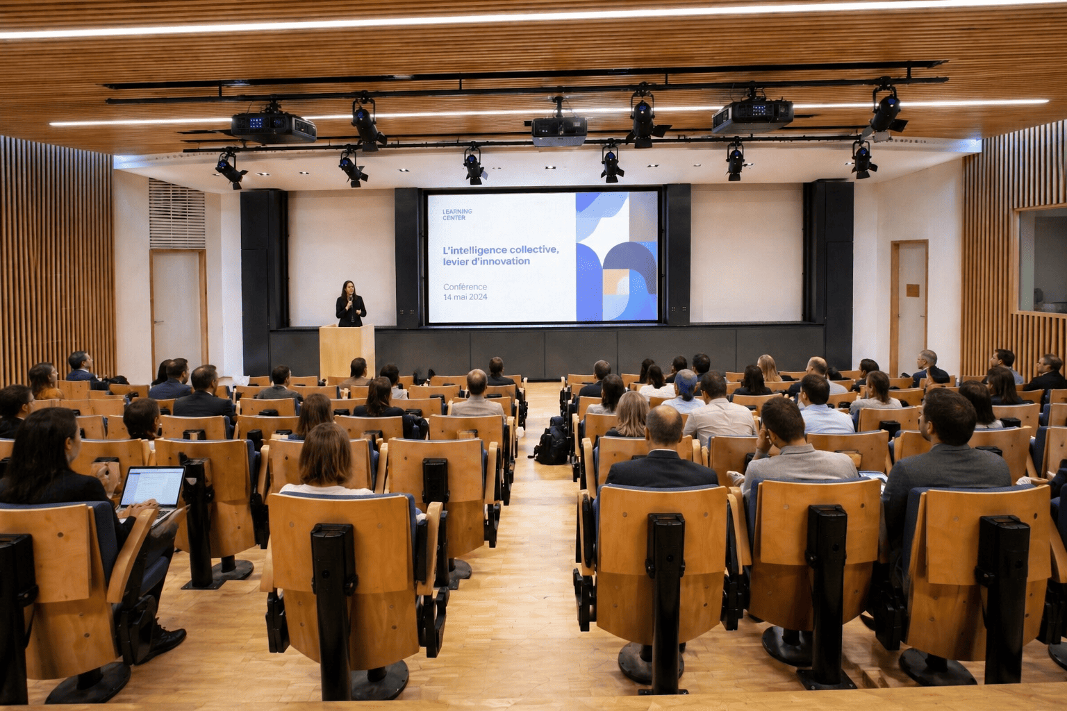 1-Amphitheatre-Salle-configuration-en-conférence
