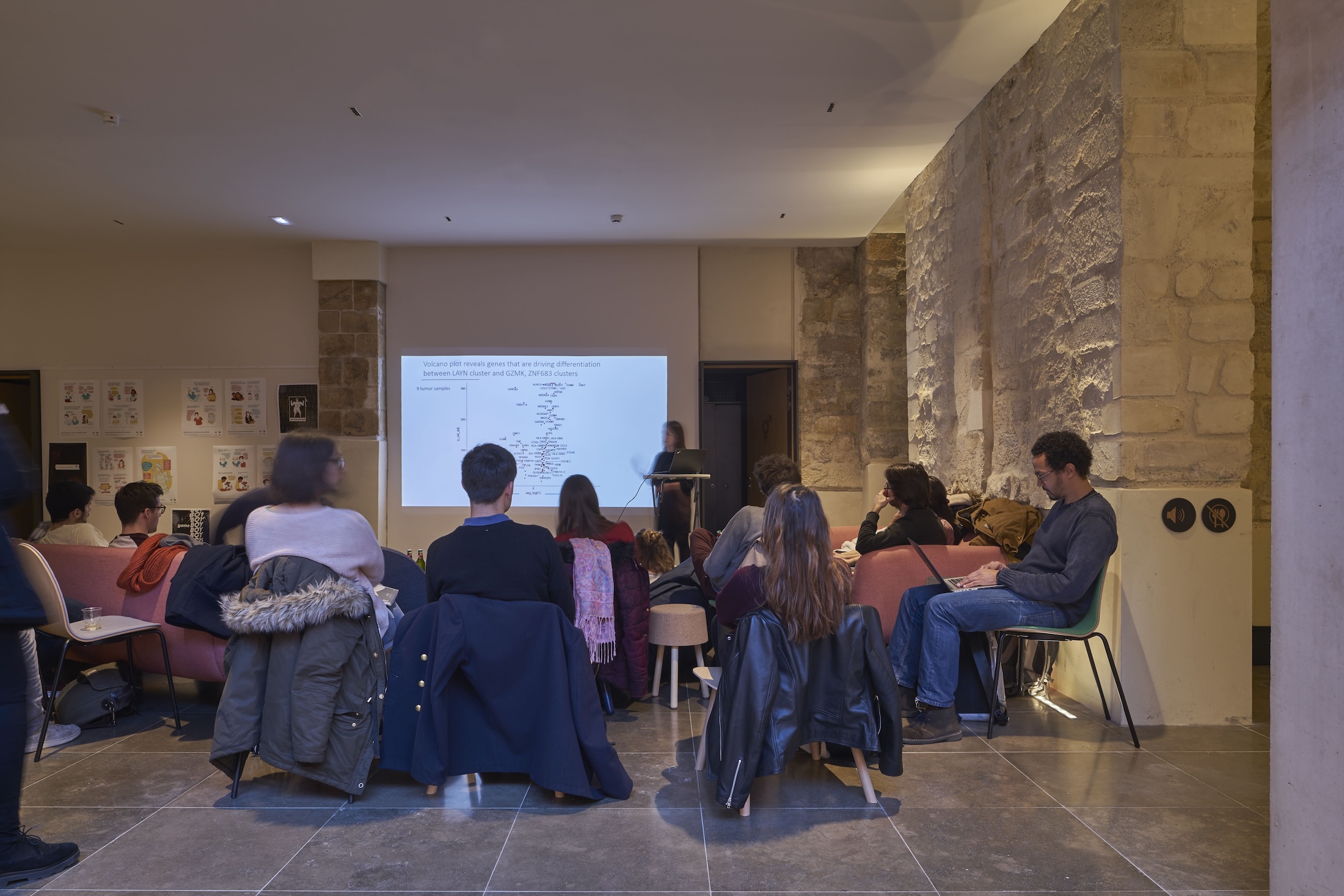 1-Foyer-Salle-configuration-en-conférence