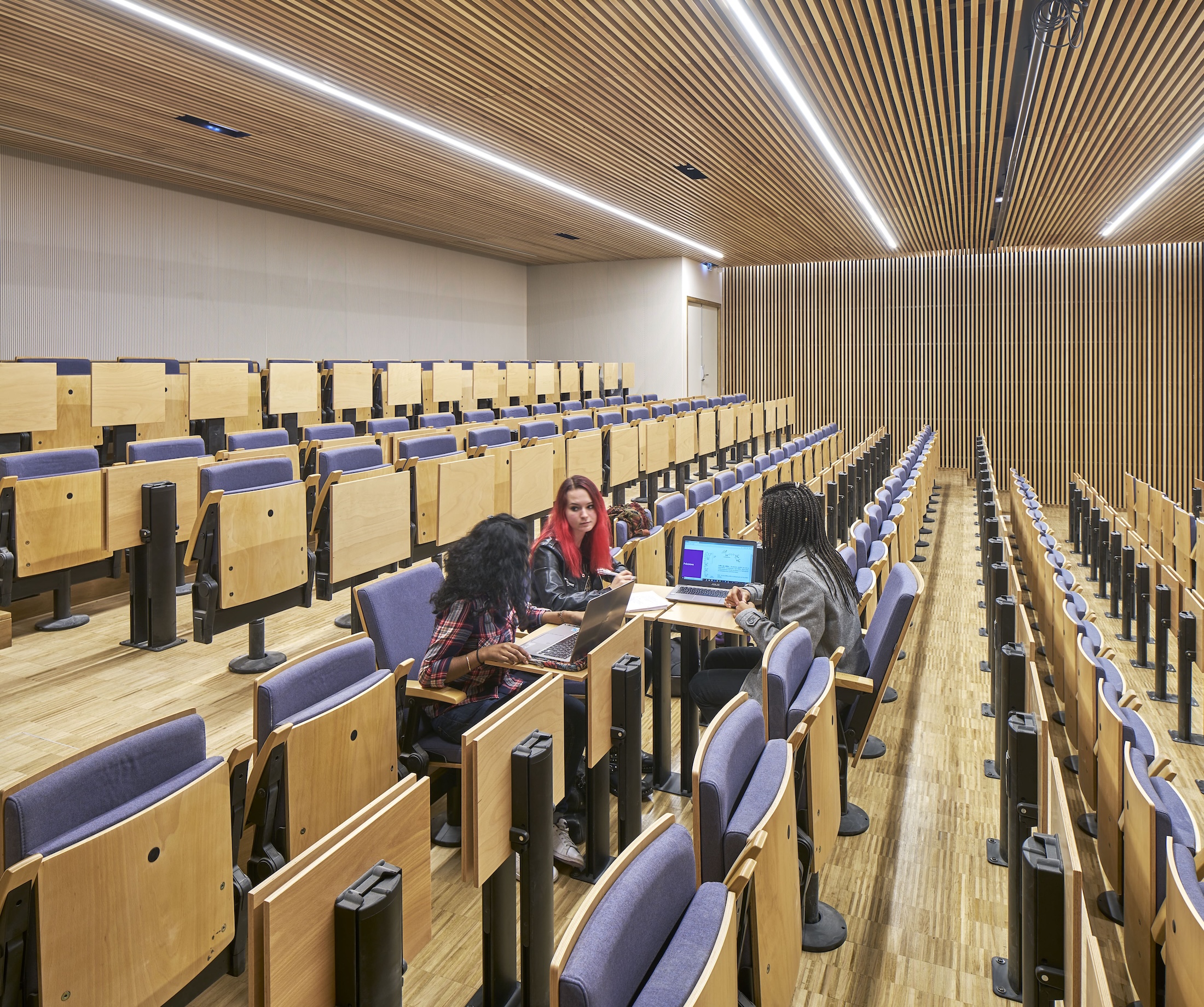 2-Amphitheatre-Salle-configuration-en-format-interactif