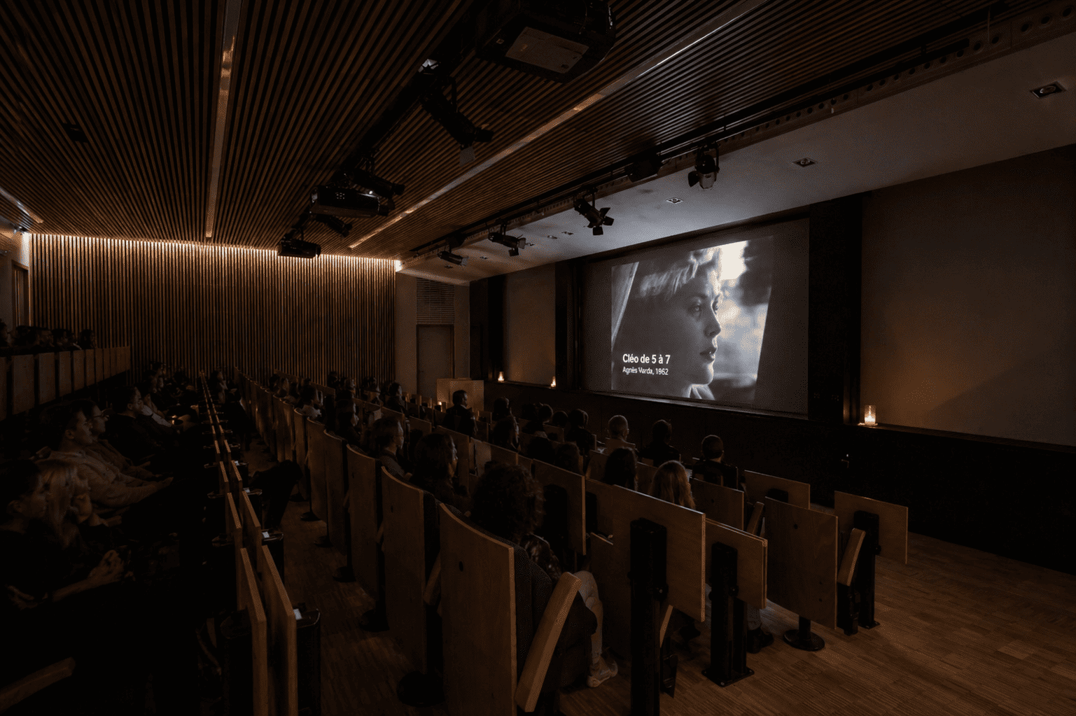 3-Amphitheatre-Salle-configuration-en-format-projection