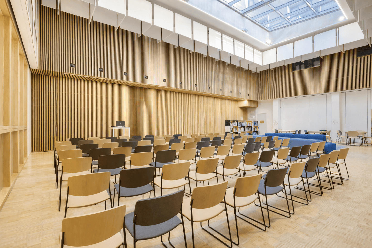 3-LC-Salle-configuration-en-théâtre-salle-de-conference