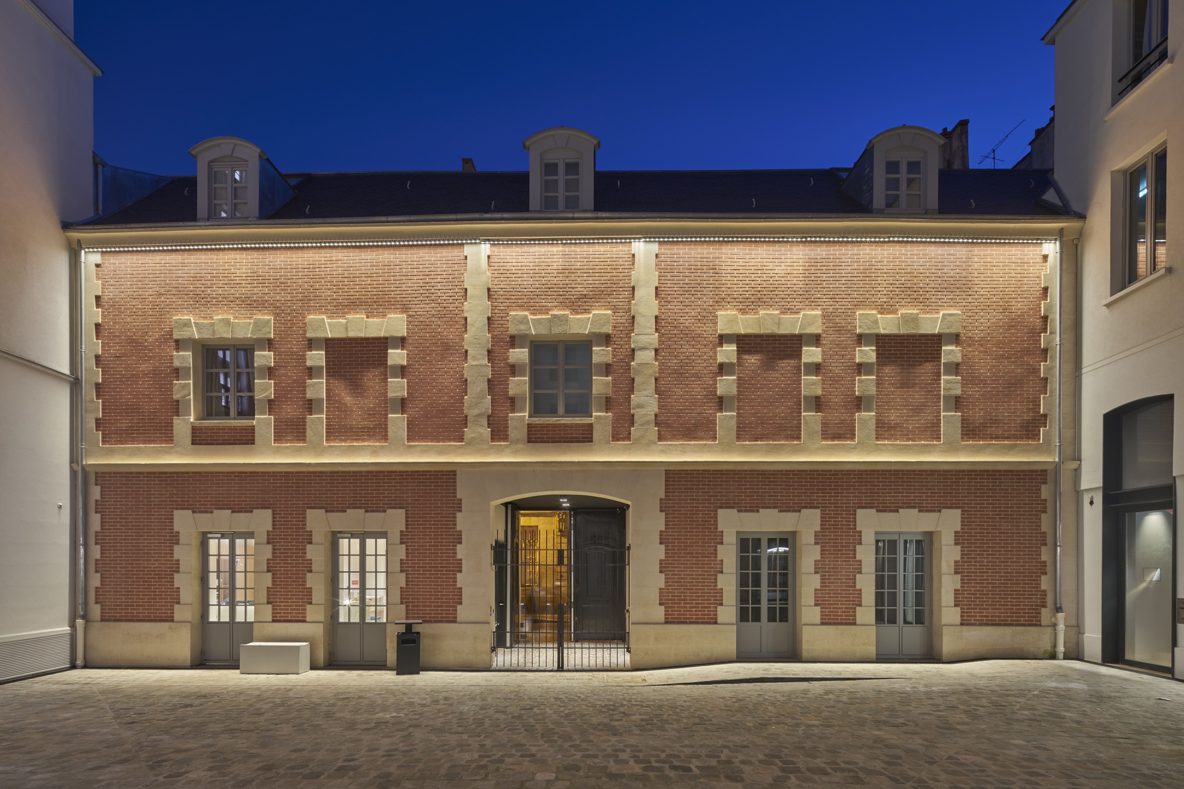 Laboratoire_Charles_V_Cour_d_honneur_5
